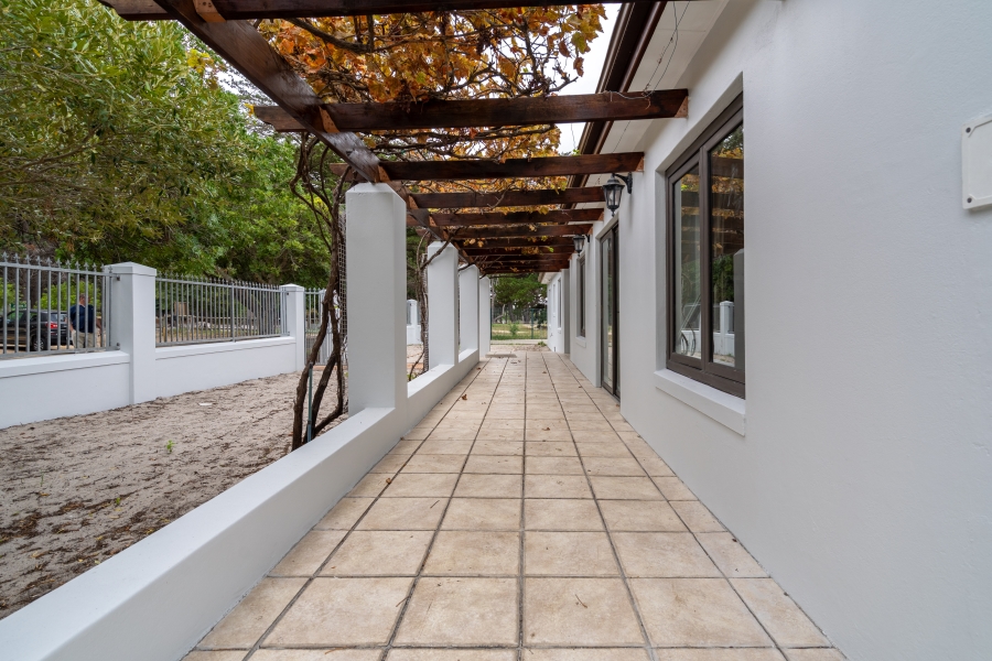 4 Bedroom Property for Sale in Dennendal Western Cape